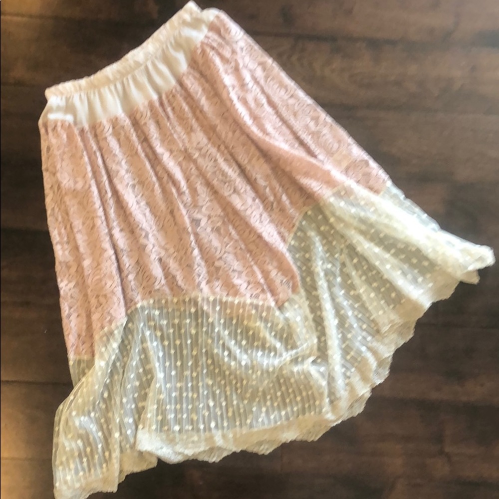 Beautiful blush lace NWOT skirt 💞 size M